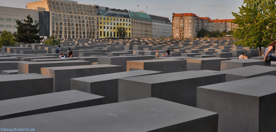 Bild: Stelenfeld Holocaust Mahnmal Abendstimmung, Holocaust Memorial