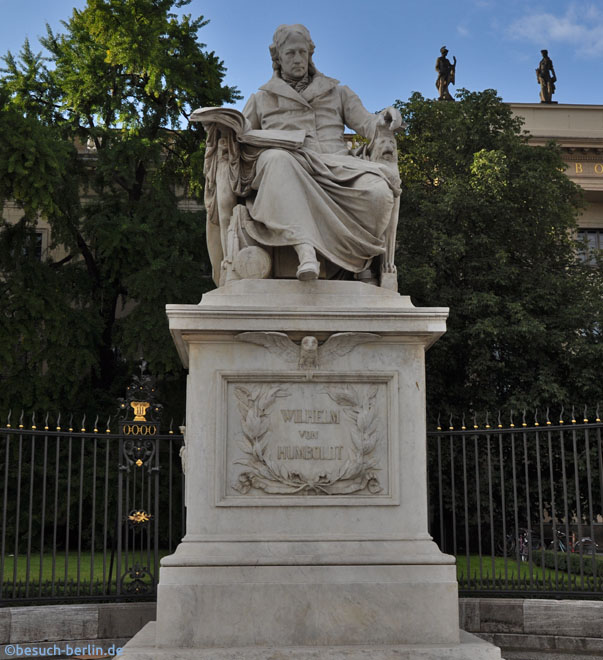 Bild: Statue Wilhelm von Humboldt vor dem Hauptgebaeude