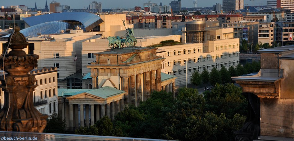 Bild: Blick vom Dach des Reichstages zum Brandenburger Tor, Hintergrund amerikanische Botschaft Berlin