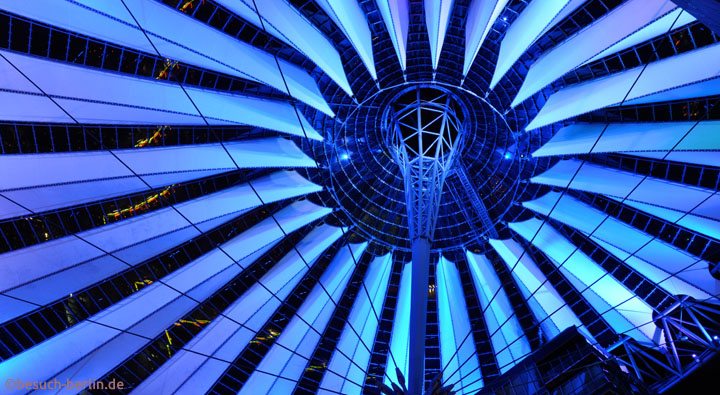Kuppel im Sony-Center Berlin Potsdamer Platz bei Nacht